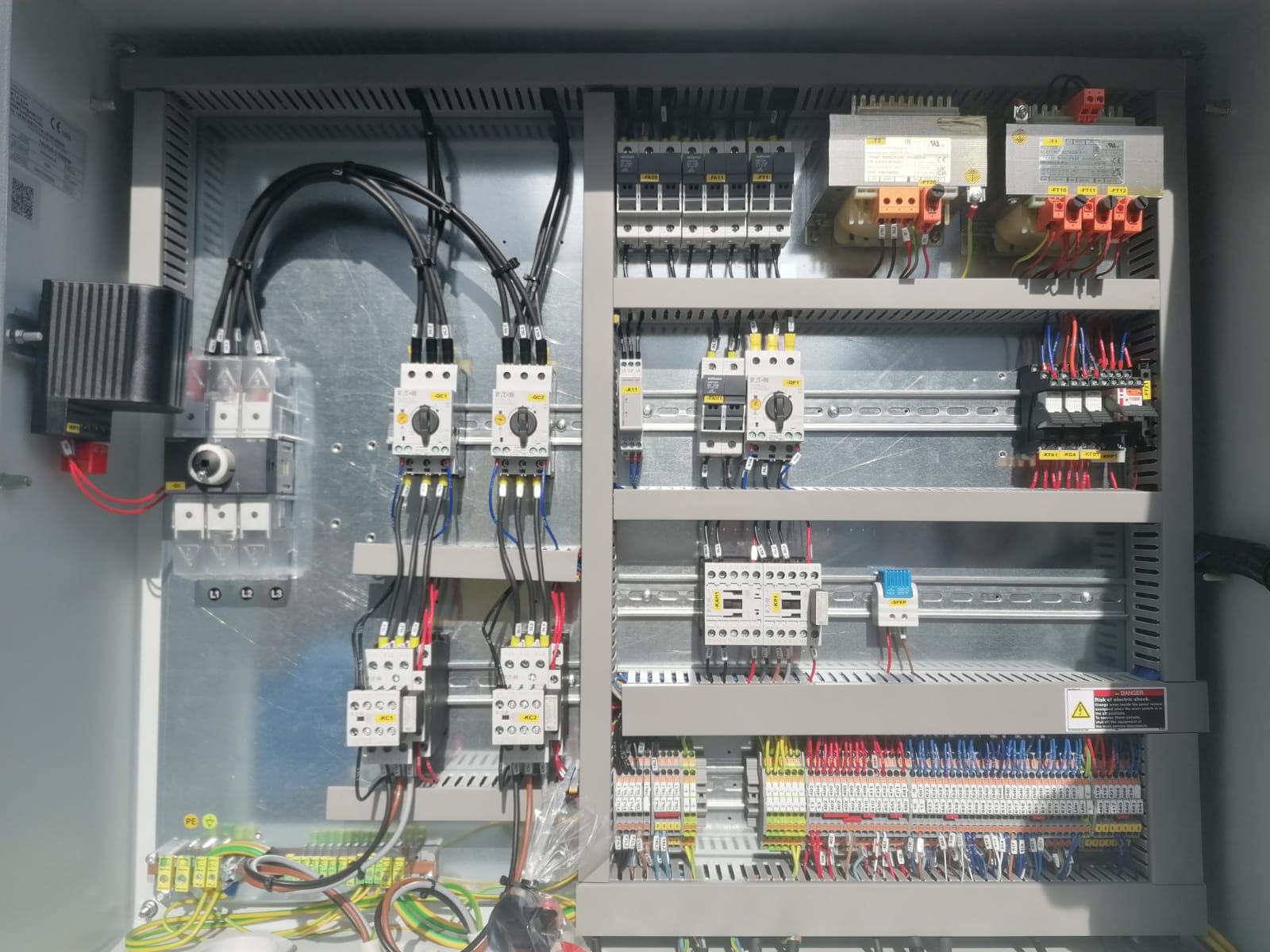 Sauber verdrahteter Schaltschrank – R-S-T Elektrokontakt