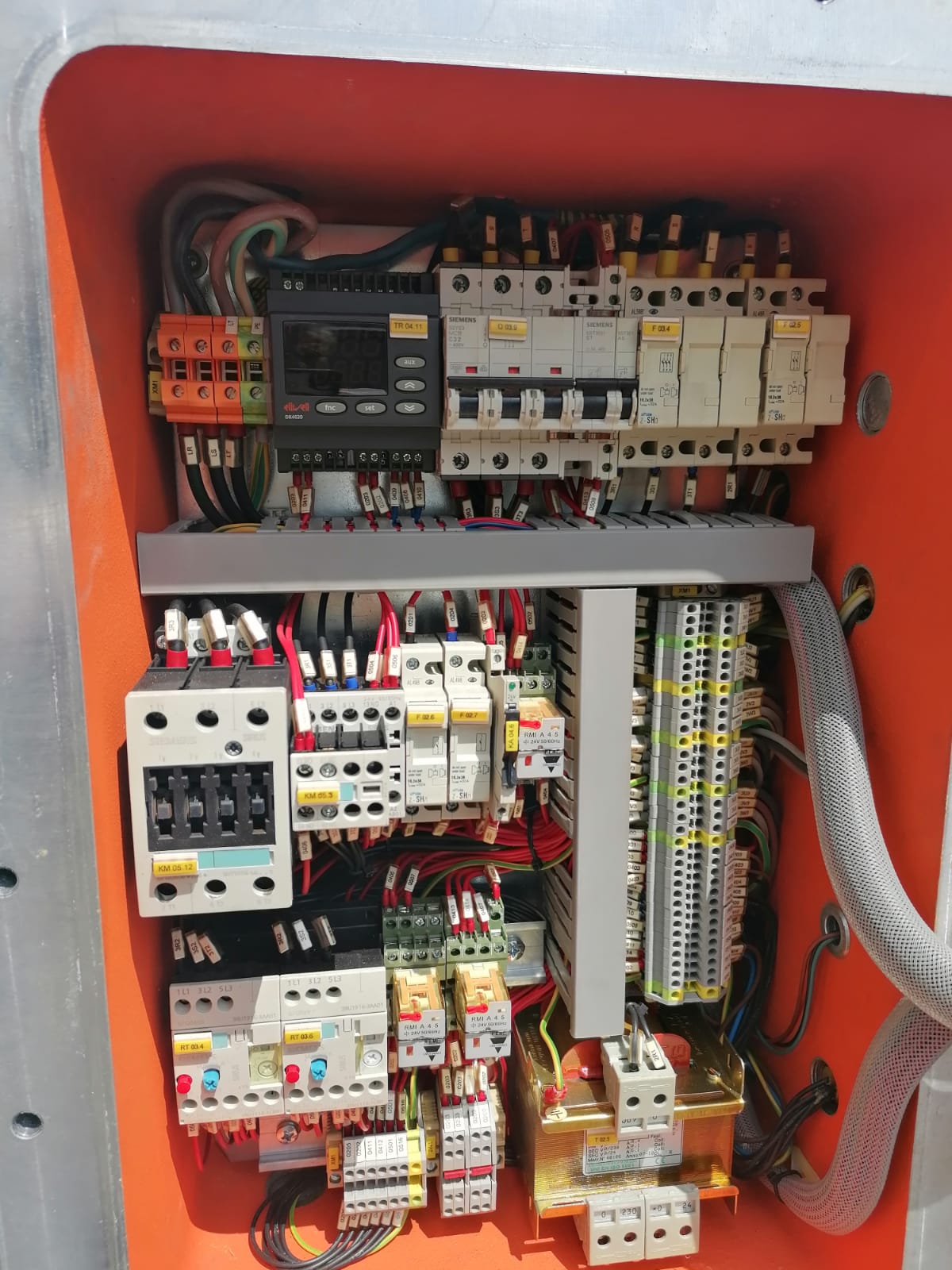 Montage und Inbetriebnahme eines Schaltschranks – R-S-T Elektrokontakt